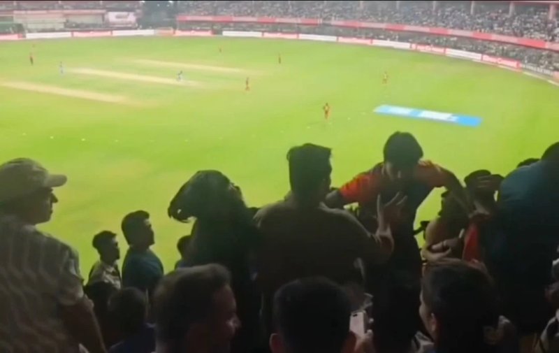इंदौर के होलकर स्टेडियम में मारपीट, युवक को अर्धनग्न करने का वीडियो वायरल
