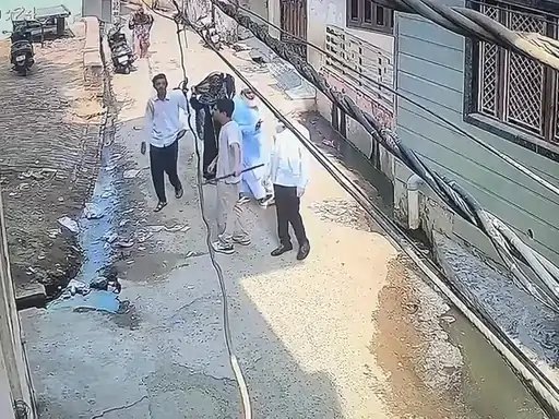 मुजफ्फरनगर में रिश्ता टूटने पर बवाल, लाठी-डंडे लेकर महिला के घर पहुंचे युवक, गेट पर हमले का वीडियो आया सामने