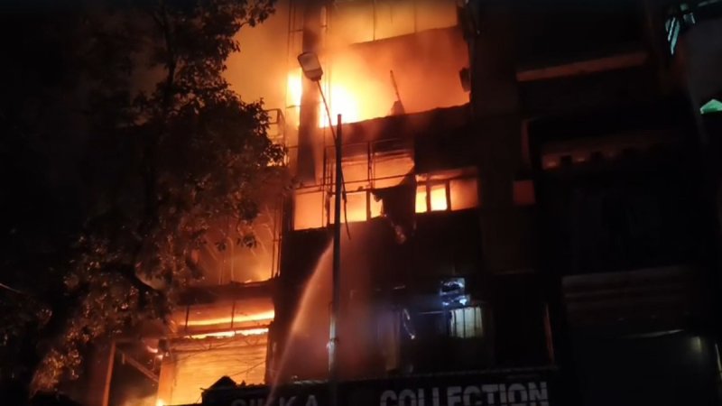 लोनी मेन बाजार की कपड़ों की दुकान में भीषण आग, 20 लाख का सामान जलकर राख