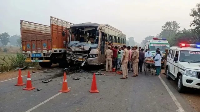 छत्तीसगढ़ में खड़े ट्रक से टकराई बस, 3 लोगों की मौत; कई घायल