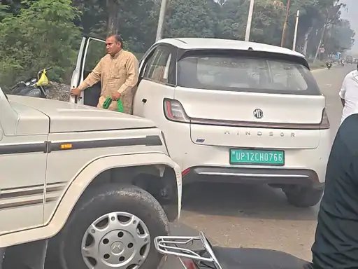 मुजफ्फरनगर में अवैध खनन रोकने पहुंची टीम से बदसलूकी, नायब तहसीलदार की गाड़ी घेरने का आरोप