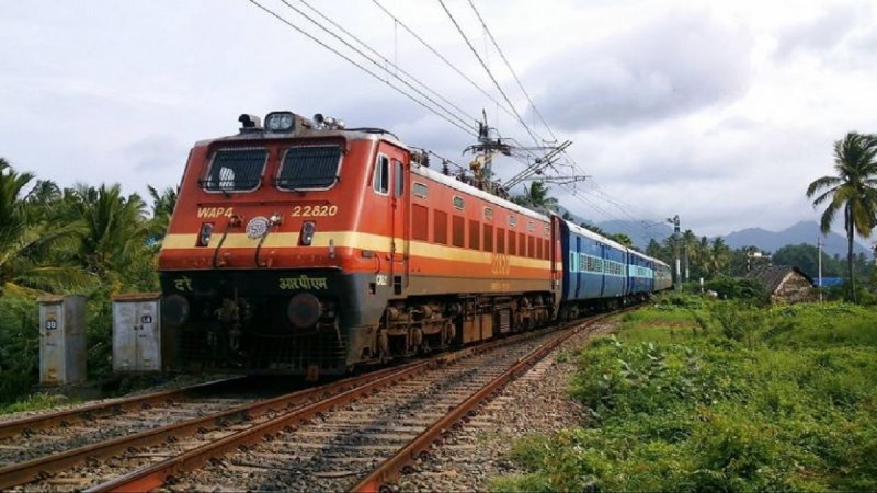 ट्रेनों के रद्द होने से यात्री परेशान, दिल्ली जाने वालों की बढ़ीं मुश्किलें