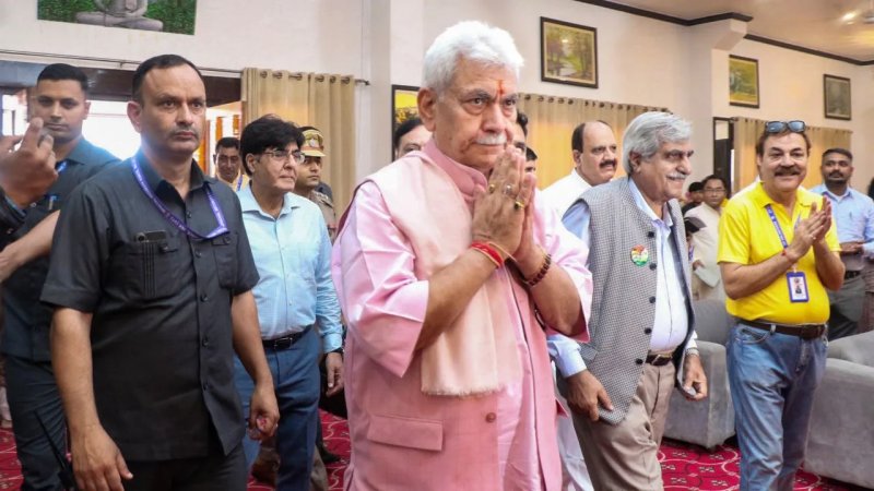 मनोज सिन्हा ने जम्मू विश्वविद्यालय के कश्मीर शाखा केंद्र की रखी आधारशिला