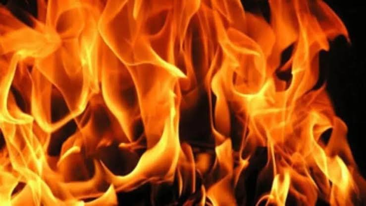 जौनपुर में रास्ते के विवाद में युवक ने खुद को लगाई आग, डीएम ने दिए जांच के आदेश