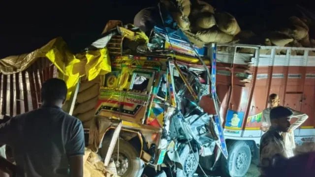 इंदौर में बड़ा सड़क हादसा, बेकाबू ट्रक की टक्कर से तीन लोगों की मौत