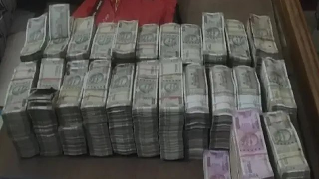 प्रयागराज में राजेश यादव के घर छापा, ड्रमों और जमीन में छिपी मिली नकदी