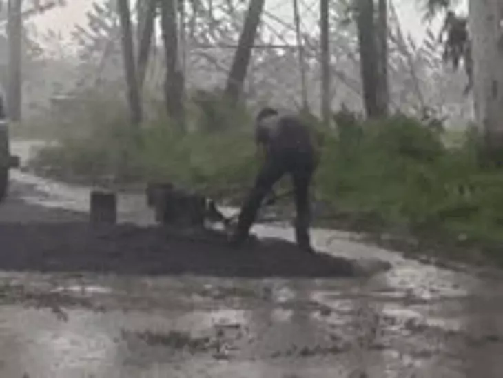 मुजफ्फरनगर में बारिश के बीच सड़क की मरम्मत करते दिखे PWD कर्मचारी, वीडियो वायरल