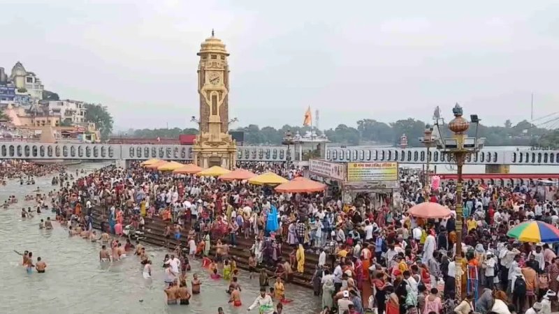 पितृ अमावस्या पर हरिद्वार में उमड़ी भीड़, देवप्रयाग और श्रीनगर के घाटों पर पहुंचे श्रद्धालु