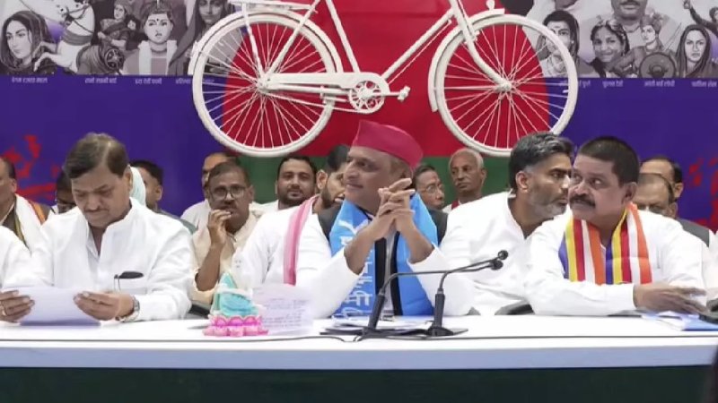 यूपी: पूर्व IAS राम बहादुर पासी समेत कई नेता समाजवादी पार्टी में शामिल
