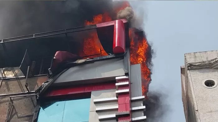 दिल्ली के गांधी नगर की फैक्ट्री में लगी आग, दमकल की चार गाड़ियां मौके पर