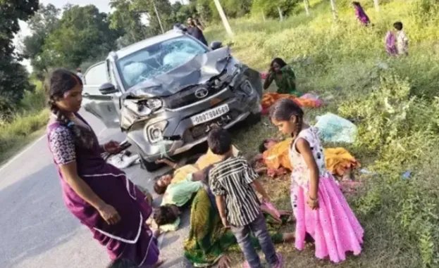 सोनभद्र में कार और टेंपो की आमने-सामने की टक्कर, तीन की मौत, 16 घायल