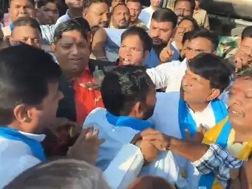 वाल्मीकि जयंती कार्यक्रम में भिड़े मंत्री कपिल देव अग्रवाल और सपा नेता, माइक पर खींचतान का वीडियो वायरल