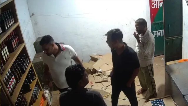 टीकमगढ़ में शराब की दुकान पर फायरिंग और लूट, भाजपा नेता के चचेरे भाई पर आरोप