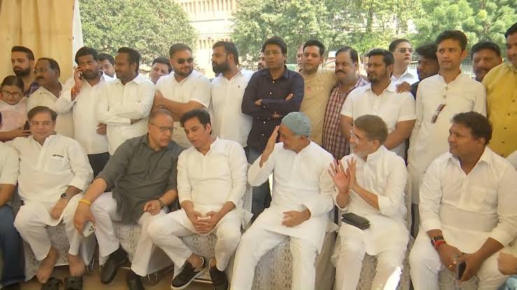रामलीला मैदान की रैली को लेकर इंडिया गठबंधन की बैठक, खरगे के आवास पर जुटे नेता