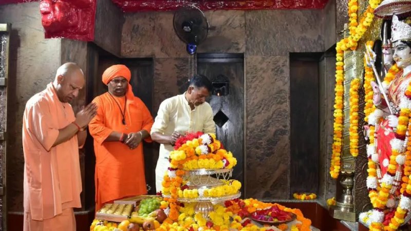 मां पाटेश्वरी के दरबार में पहुंचे CM योगी, बोले- बलरामपुर के विकास में बजट की कमी नहीं होगी