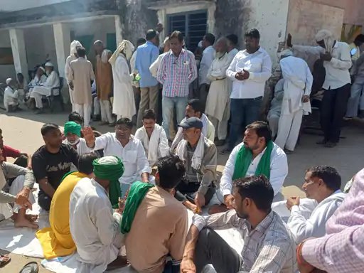 चरथावल कृषि बीज गोदाम पर किसानों का धरना, पानी और बैठने की व्यवस्था की मांग