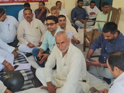 मुजफ्फरनगर: 2800 ग्रेड पे की मांग पर लेखपालों का प्रदर्शन, डीएम के जरिए CM को सौंपा ज्ञापन