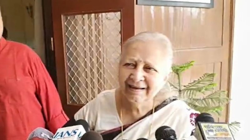 इंदौर के रुके विकास कार्यों को गति दिलाने के लिए सुमित्रा महाजन ने सीएम से की मुलाकात