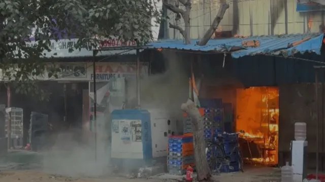 इंदिरापुरम में इंस्टामार्ट के गोदाम में भीषण आग, बगल की दुकान भी चपेट में